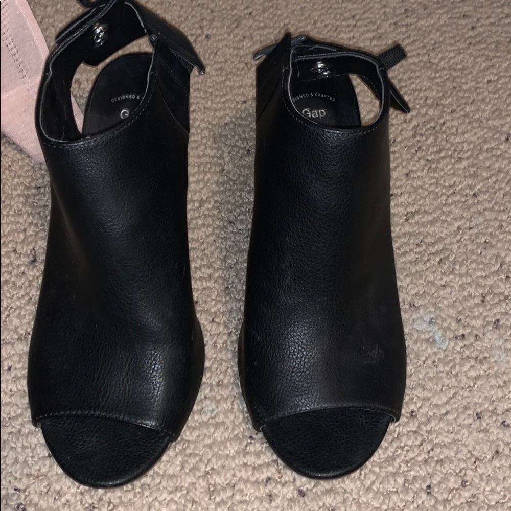 Gap heels. Size 8 in good condition.
